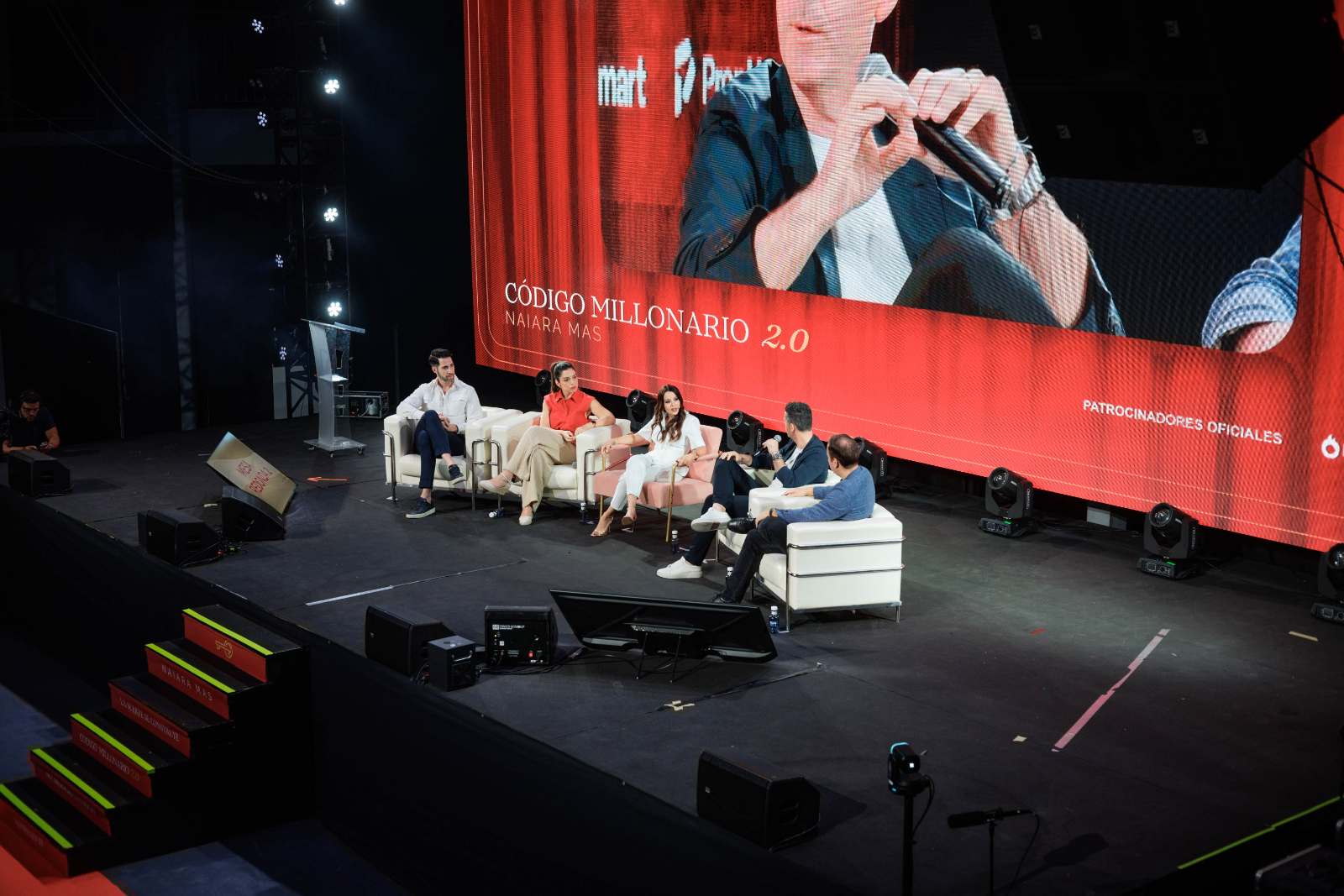 Panel en el escenario principal